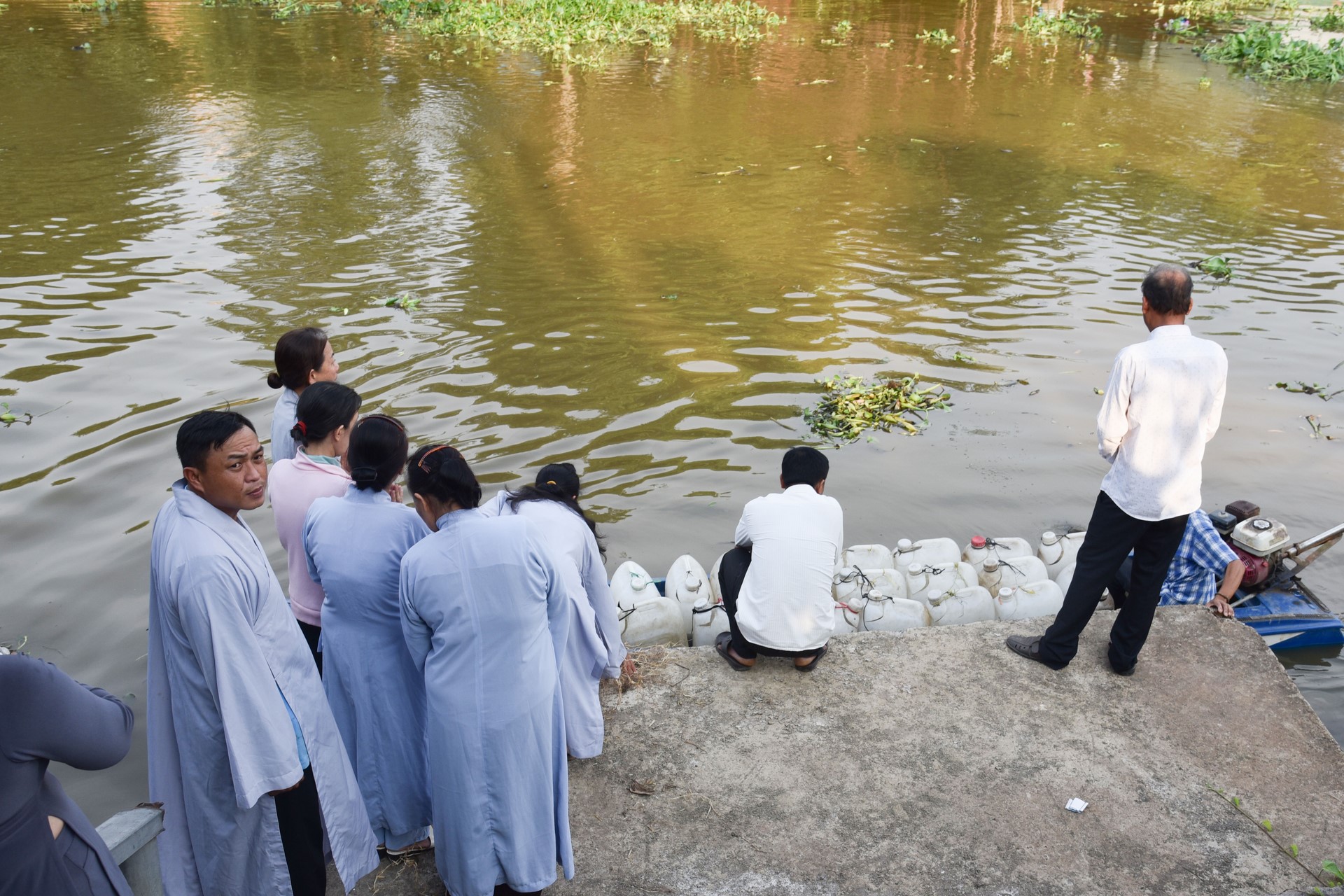 Chanting sutra, releasing creatures to pray for peace in Tan Thanh, Long An by the Charity Board